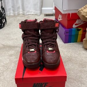 Nike Women’s Top Sneakers in Burgundy/Red